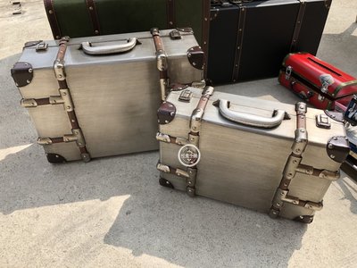 （台中 可愛小舖）德式工業風鋁皮提箱2件組造型收納箱皮箱收納盒置物箱行李箱居家整理衣物物品出國出遊旅行