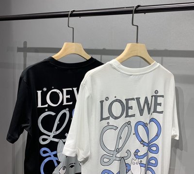 Loewe與龍貓聯名系列T恤，淘氣的龍貓與呆萌的灰塵精靈串不同方式呈現在這一系列當中 印花工藝，活潑童心，減齡又時髦強烈 推薦必入單品