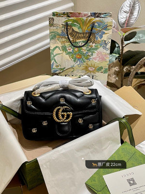 【二手包包】牛皮  官網飛機箱Gucci Marmont系列 新款泡芙包 肩背包采用柔軟加村設計，GG MaNO51507
