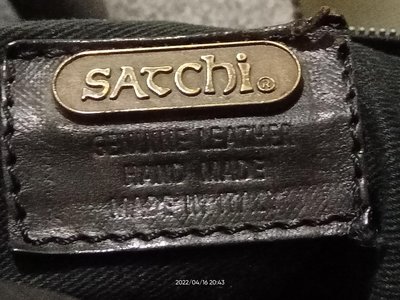 義大利製造真皮革製包專業品牌satchi全真皮可側背手提包黑色包的五金皆為純黃銅製、包尺寸：30x38x17公分包包完好買來少用你買了不後悔的、