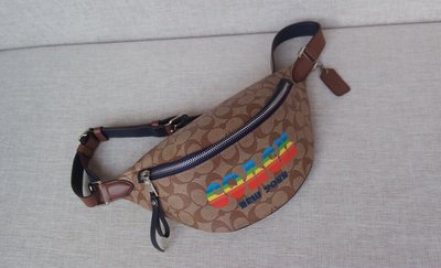 小皮美國正品代購 COACH 72710 新款女士腰包 胸包 經典C字彩虹LOGO圖案 可放長夾 附購證