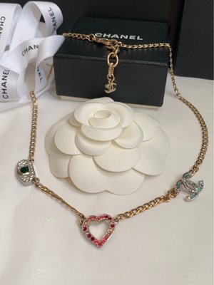 Chanel *繽紛晶鑽寶石系列*（頸）項鍊🙋搭配愛心、寶石、雙C logo墜飾，完美高雅氣質!