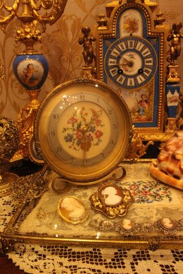 【家與收藏】特價稀有珍藏歐洲古董英國古典手工刺繡銅浮雕古董機械桌鐘 4