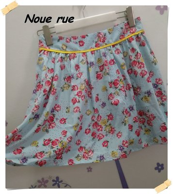 。日系Noue rue(NR)【全新專櫃商品】水藍色 甜美女孩款紅黃點點花朵亮黃帶縐摺後彈力腰頭雪紡絲質短裙 F號