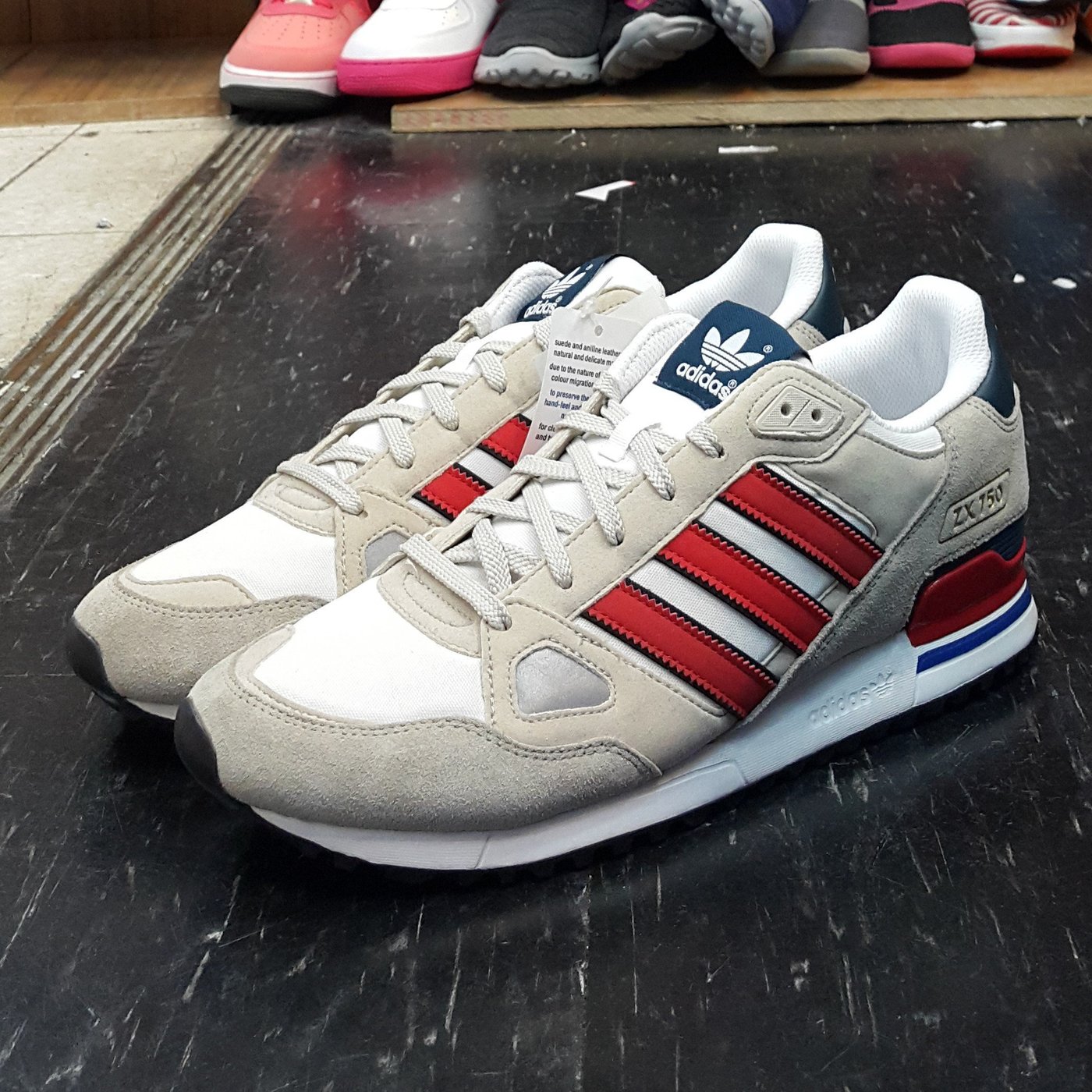 adidas ZX 750 白色米白色白紅紅色麂皮帆布復古慢跑鞋Q23658 