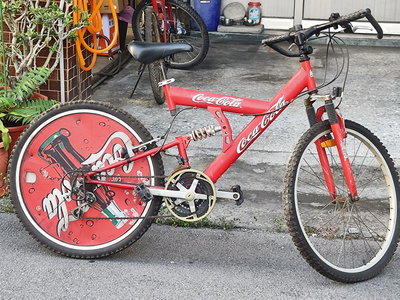 典藏一部相當少見的 " 可口可樂 " 變速腳踏車,大大的輪子,印著"可口可樂的印記,相當少見了!