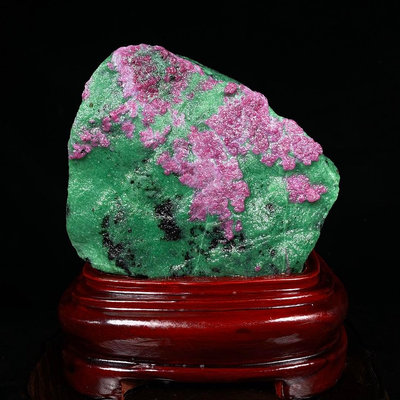 天然紅綠寶原礦石擺件，紅寶石晶體點綴在綠色的黝簾石上，顏色鮮艷。帶座高16×12.5×5.5 奇石 擺件 原石【清雅齋】