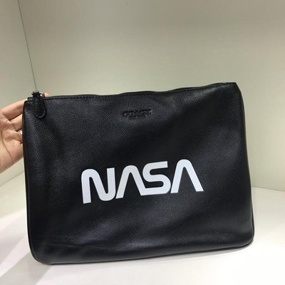 現貨-COACH 29290 新款NASA手拿包 可放ipad等隨身物品 手腕包 男包簡約