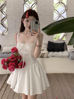 韓系 可愛性感復古風 細肩帶低胸馬甲設計 白色A字連身裙 性感小禮服 輕婚紗 伴娘禮服 合身洋裝