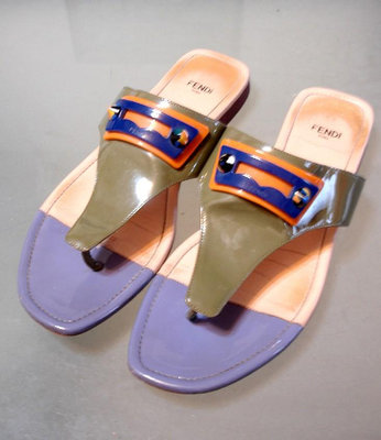 夏季款 義大利Fendi 女姓歐式設計 彩色壓克力Logo+ 三色牛皮 軟膠底 夾字平底涼鞋 (特價真品)25cm
