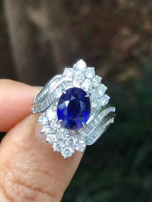 顏色超級美艷的藍寶石戒指，藍寶石重4.1克拉，顏色明亮濃郁艷3648