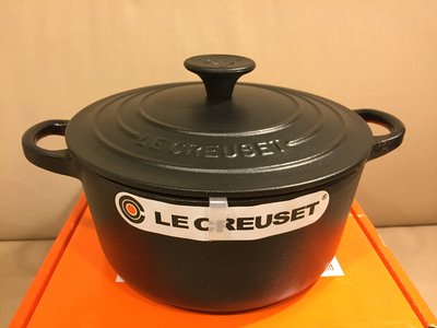 [全新 Le Creuset] 18公分鑄鐵鍋/圓鐵鍋/黑琺瑯 (沉靜黑) (送LC鍋食鐠卡5枚)