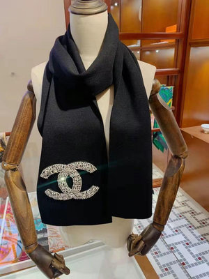Chanel 香奈兒 水鑽太美了✨圍巾 披肩，非常得體的優雅奢華，這款真的可以Hold住秋冬任何場合！高級?