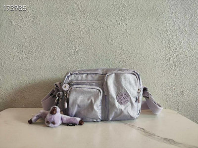 小Z代購#Kipling 猴子包 KI6938 金屬紫 輕量輕便多夾層 多功能斜背肩背包 防水 旅行 出遊