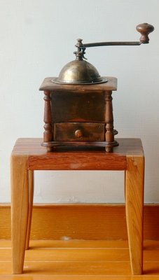 法國老件木製手搖磨豆機，售價 3600元。