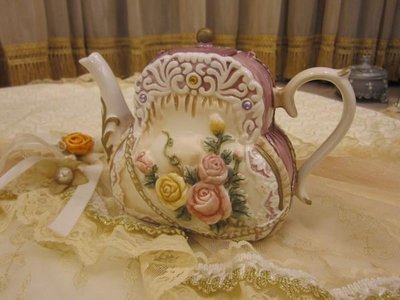 Hi~瓷器!!維多利亞 玫瑰花園 皮包茶壺  精緻 手繪陶瓷 立體瓷花