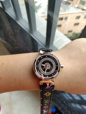 直購#Lv 路易威登手錶 兩針女錶 玫瑰腕錶皮帶防水石英手錶尺寸：33mm