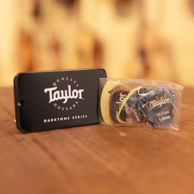 小叮噹的店 Taylor TLOP-2600 黑色彈片鐵盒 內附9片PICK