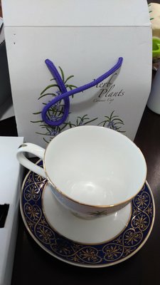 中華郵政 香草植物郵票杯盤組-迷迭香/骨瓷 咖啡杯+咖啡盤 一套合售