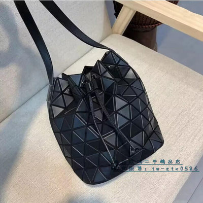 三宅一生ISSEY MIYAKE BAOBAO mini 抽繩 水桶包 肩背包 斜背包 黑色/深灰色 閒置包