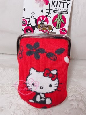 ♥小公主日本精品♥hello kitty凱蒂貓坐姿紅色珠扣式零錢包收納包鑰匙包出遊方便隨身攜帶42032700