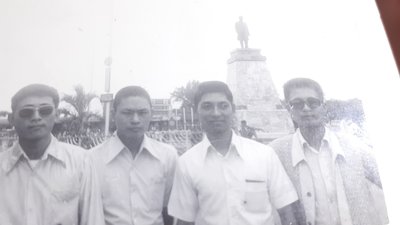 銘馨易拍重生網 PSS704 民國61年 臺東火車站 銅像 墨鏡帥哥們 背景寫實老照 如圖（1張ㄧ標，珍藏回憶）