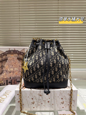 【二手包包】size：2424cm 迪奧 是熱騰騰新款Dior抽繩Bag又酷又甜的水桶包出門隨手一拎就很好 NO291764