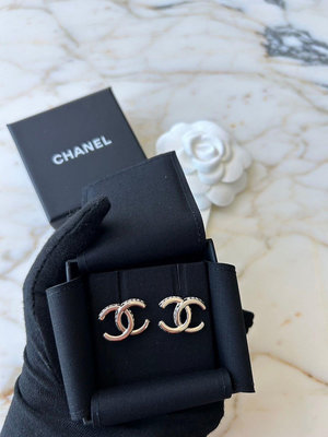 「naomi私藏貨」全新品 爆款 超美 Chanel cc 大logo 耳釘 耳環 外框鑲鑽 設計 香奈兒專櫃全配 美國證明