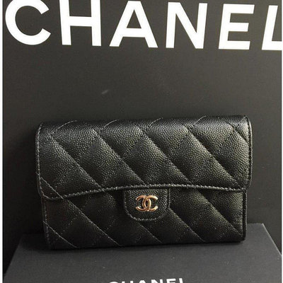 CHANEL A84341 小牛皮荔枝菱格紋 金CC LOGO 黑色 信封式三折中夾