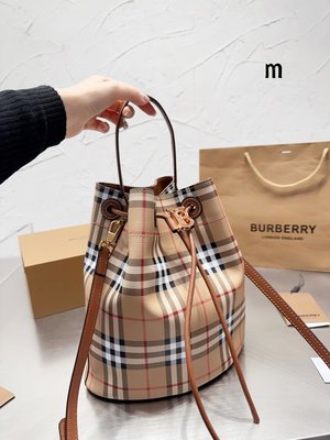 【二手包包】BURBERRY貨巴寶莉專柜經典水桶包實用耐久的 Canvas 水桶包 采用黃麻與棉混紡材質頂部 N.O59846