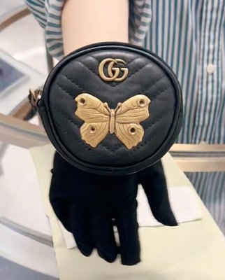 【現貨在台 最終折扣】Gucci 專櫃真品 GG Marmont  金屬裝飾 飛蛾 圓形零錢包/手腕包