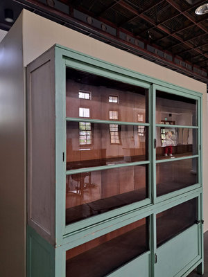超美品 大型 全檜 玻璃展示櫃 . 可分上下座 . 面寬 183 側深 40 上座高 107.5 下座高 93.5 .