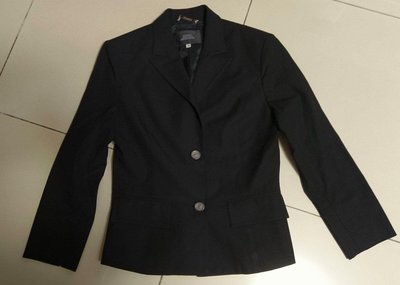（近新出清）專櫃品牌 GINKOO俊克，黑女西裝外套合身版，雙釦雙口袋，有腰身，袖子開叉，有內裡，有彈性。尺寸34碼prada MsGracy Daks LV