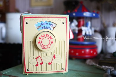 老件 音樂盒 收音機造型 童玩 可愛 美國 收藏 古董 老東西 老物 音樂鈴 裝飾 兒童 玩具 復古 懷舊 裝飾 櫥窗