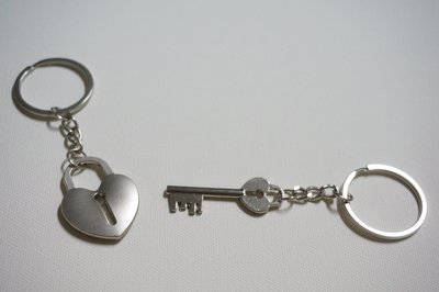 韓版 情侶款 心心相映 一對 鎖頭加鑰匙造型 雙面 鑰匙圈 (一套2個不分售) 情人節禮物 表白 示愛 開心