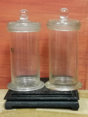 合共兩支台灣古早的玻璃藥罐,品相完整,已相當少見了~~!