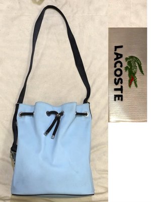 低價起標～Lacoste 鱷魚牌 防潑水水桶包 側背包 束口袋 抽繩包