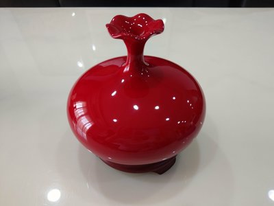 臺華窯紅釉花瓶一只