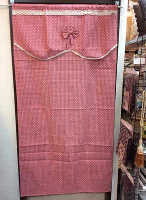 三寶家飾~點點風水簾棉麻日式風格尺寸約:90*175公分，附同色係束帶有魔鬼黏一個。二片可當窗簾使用，穿桿式。