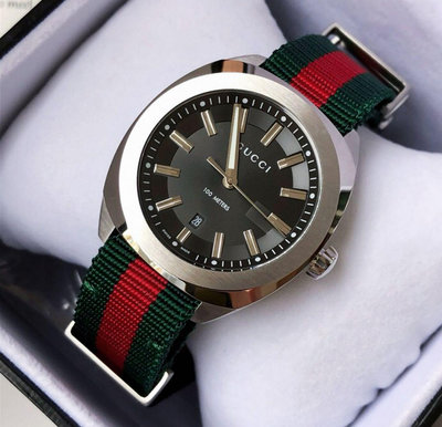 GUCCI GG2570 黑色面錶盤 紅色配綠色尼龍錶帶 石英 男士手錶 YA142305