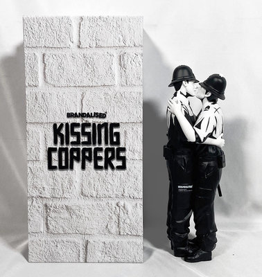 Mighty Jaxx Banksy Kissing Coppers 班克斯 中村萌 村上隆 草間彌生 花井祐介 塗鴉