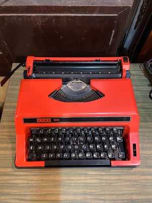 早期義大利製UTAX 100型亮橘色系打字機 陳列道具 老件擺飾