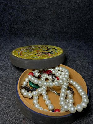 大清乾隆年制刺繡收藏盒內藏珍珠朝珠珍珠朝珠直徑15毫米。長120厘米刺繡盒尺寸直徑2522