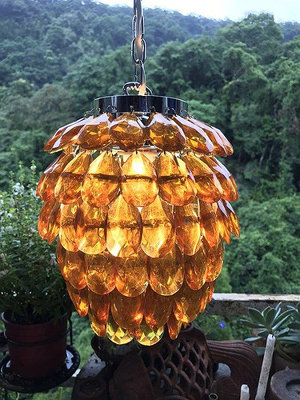 琥珀黃      法國      吊燈 燈    單燈罩直徑約 20 cm 高約25cm (不含線/吸頂高度)     琥珀片為硬塑料    二手 有使用痕