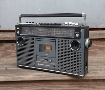 阿母的早期珍藏~日本原裝進口 SANYO 卡帶收錄機 (9980K) 古董手提收錄音機 復古老收錄音機 老錄音機