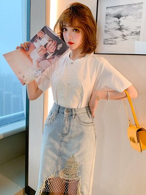 TANG KOREA-蕾絲貼布刺繡T恤+不規則網格牛仔半裙