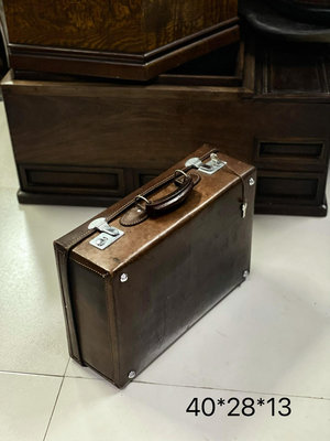 歐洲古董牛皮手提行李箱旅行包，品牌出品中古純頭層牛皮，五金完