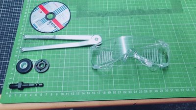 檢驗合格護目鏡+專利S6.2(全長約6.2公分)+包膠法蘭+螺母+可調式扳手+BOSCH 砂輪片讓電鑽轉換成砂輪機
