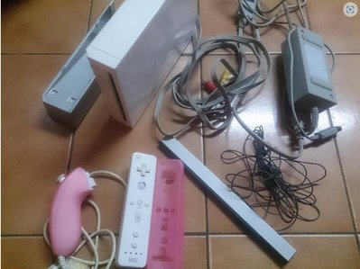 二手 白色 任天堂遊戲主機 Wii 附電源+AV線+左右搖桿+感應棒+左右搖桿矽膠保護套_郵寄