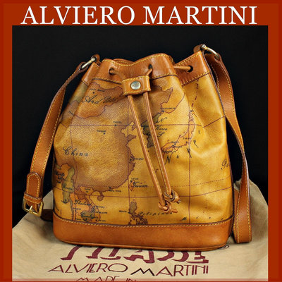 【桑園の】二手真品◆義大利製 Alviero Martini 世界地圖 抽繩束口 經典水桶包 斜背包  (委託品) D 5386 A19